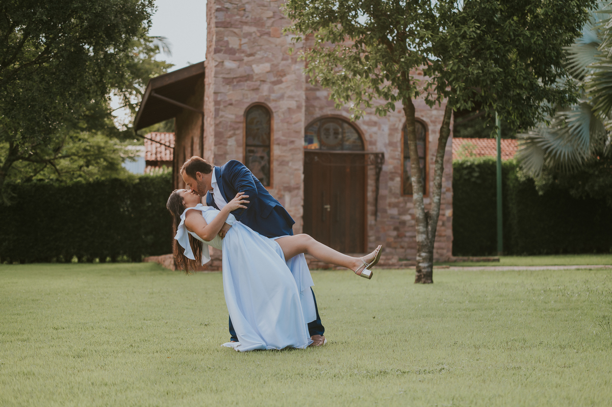 casal no ensaio pre wedding no spa pobore, fotos que antecedem o casamento, com o fotografo sergio simoes de rondonopolis
