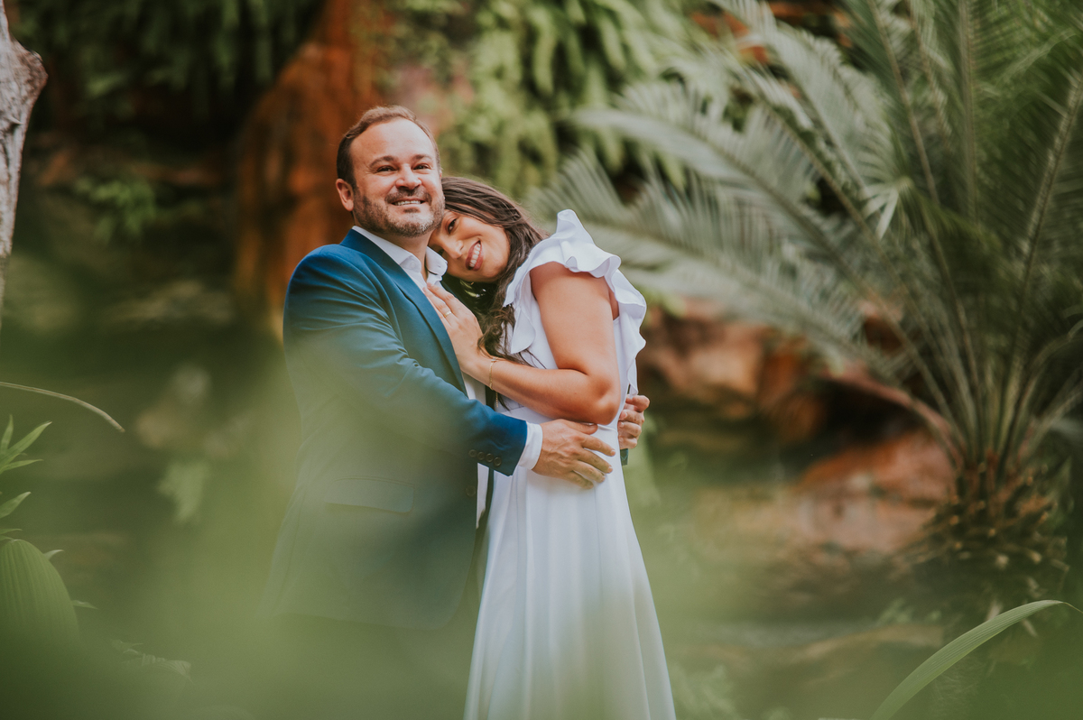 casal no ensaio pre wedding no spa pobore, fotos que antecedem o casamento, com o fotografo sergio simoes de rondonopolis