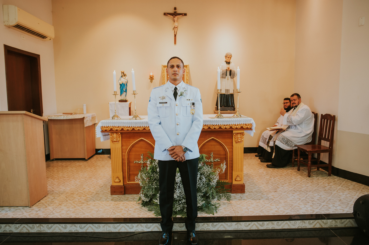 “Noivo em destaque no altar da igreja durante o casamento | Sergio Simões Fotografia em Rondonópolis