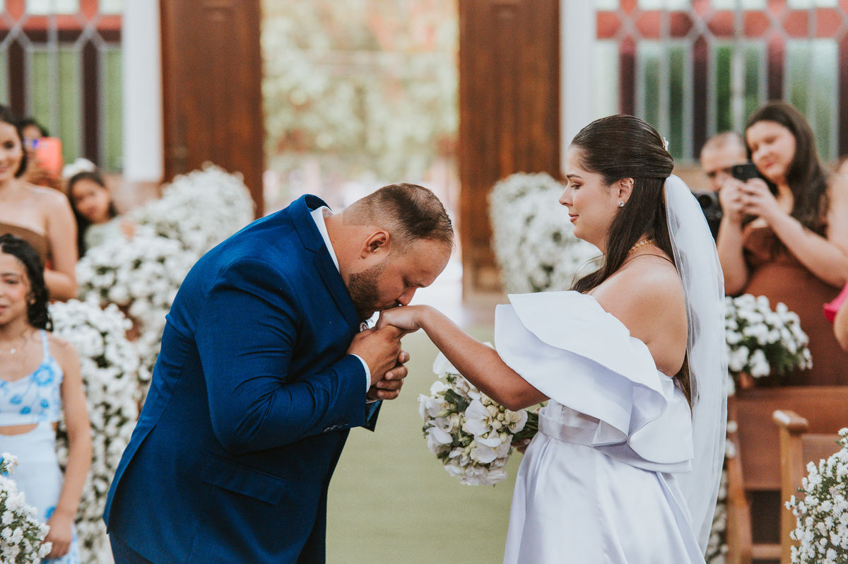 Thais e Marcos viveram um dia inesquecível. Do making of à festa, cada momento foi registrado com emoção e autenticidade pelo fotógrafo de Rondonópolis Sérgio Simões, revelando a essência e o amor do casal.