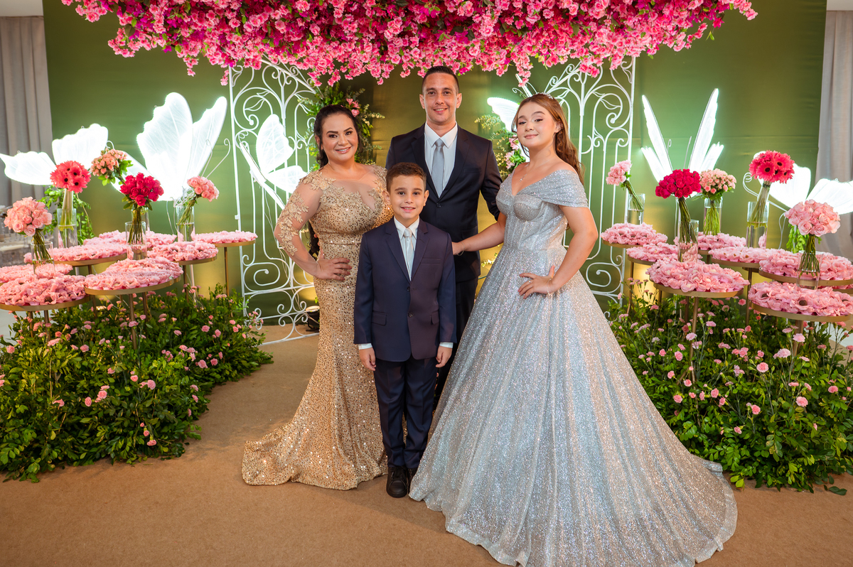 Maria Clara ao lado da família durante a comemoração de seus 15 anos, em Rondonópolis – MT.
