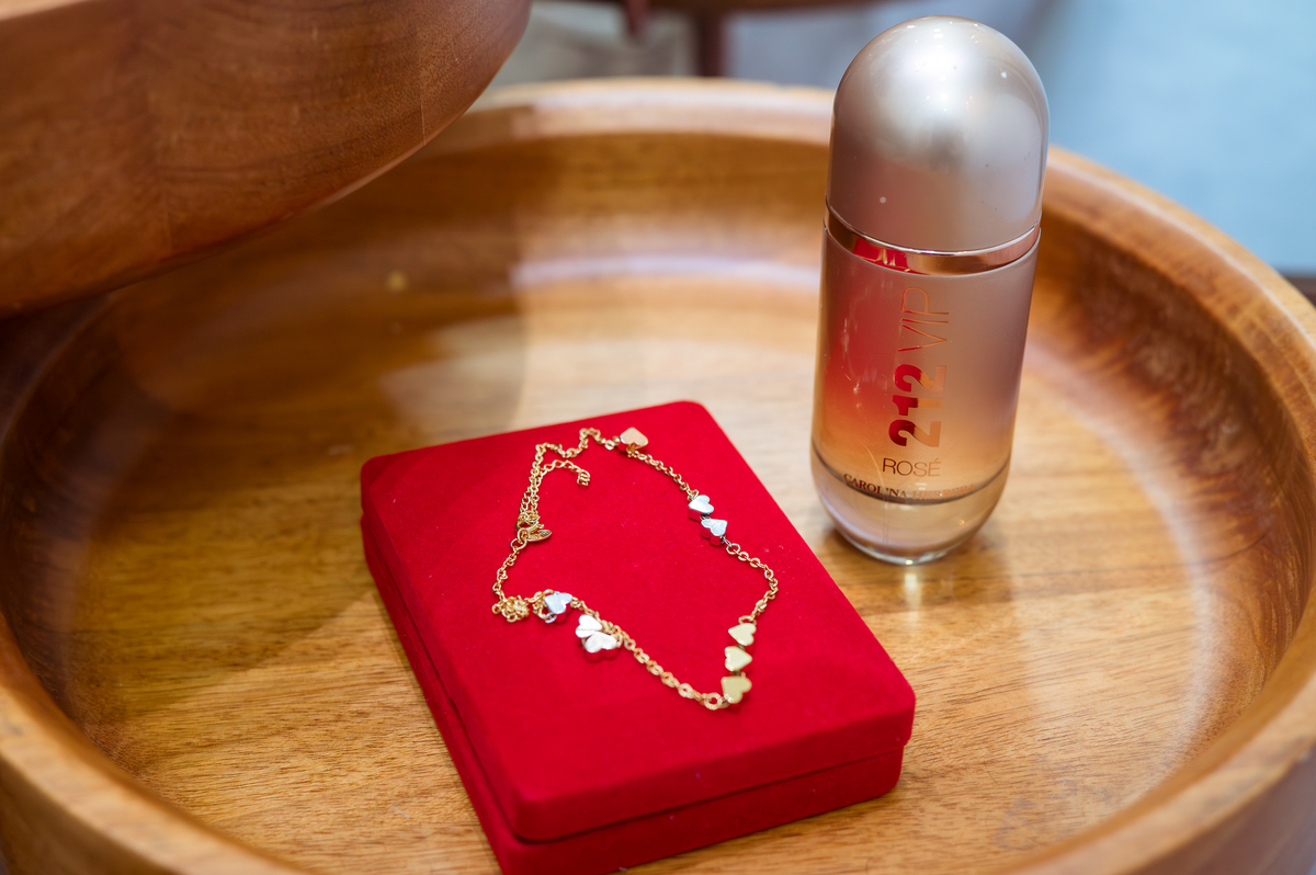 Detalhes dos acessórios usados pela debutante Maria Clara durante a festa de 15 anos em Rondonópolis – MT.
