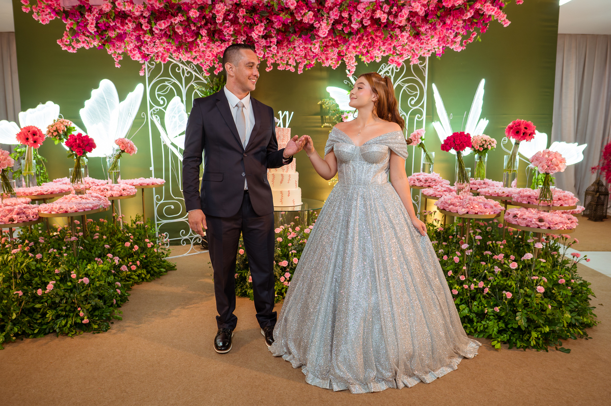 Maria Clara ao lado da família durante a comemoração de seus 15 anos, em Rondonópolis – MT.
