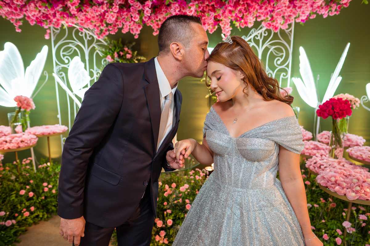 Maria Clara ao lado da família durante a comemoração de seus 15 anos, em Rondonópolis – MT.
