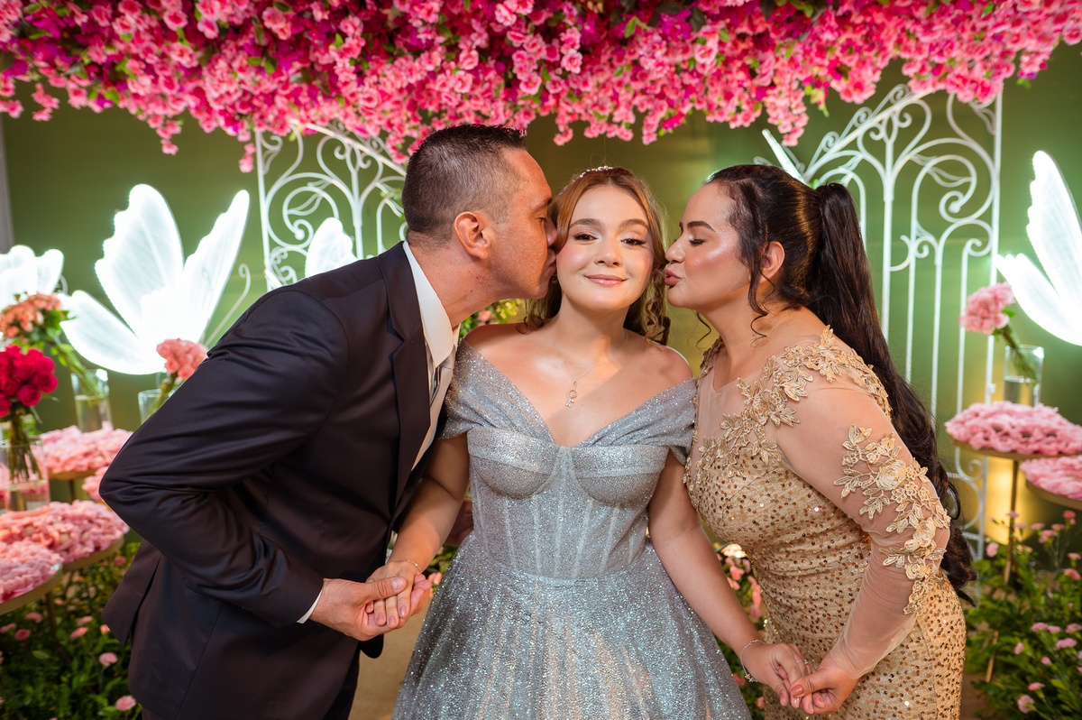 Maria Clara ao lado da família durante a comemoração de seus 15 anos, em Rondonópolis – MT.
