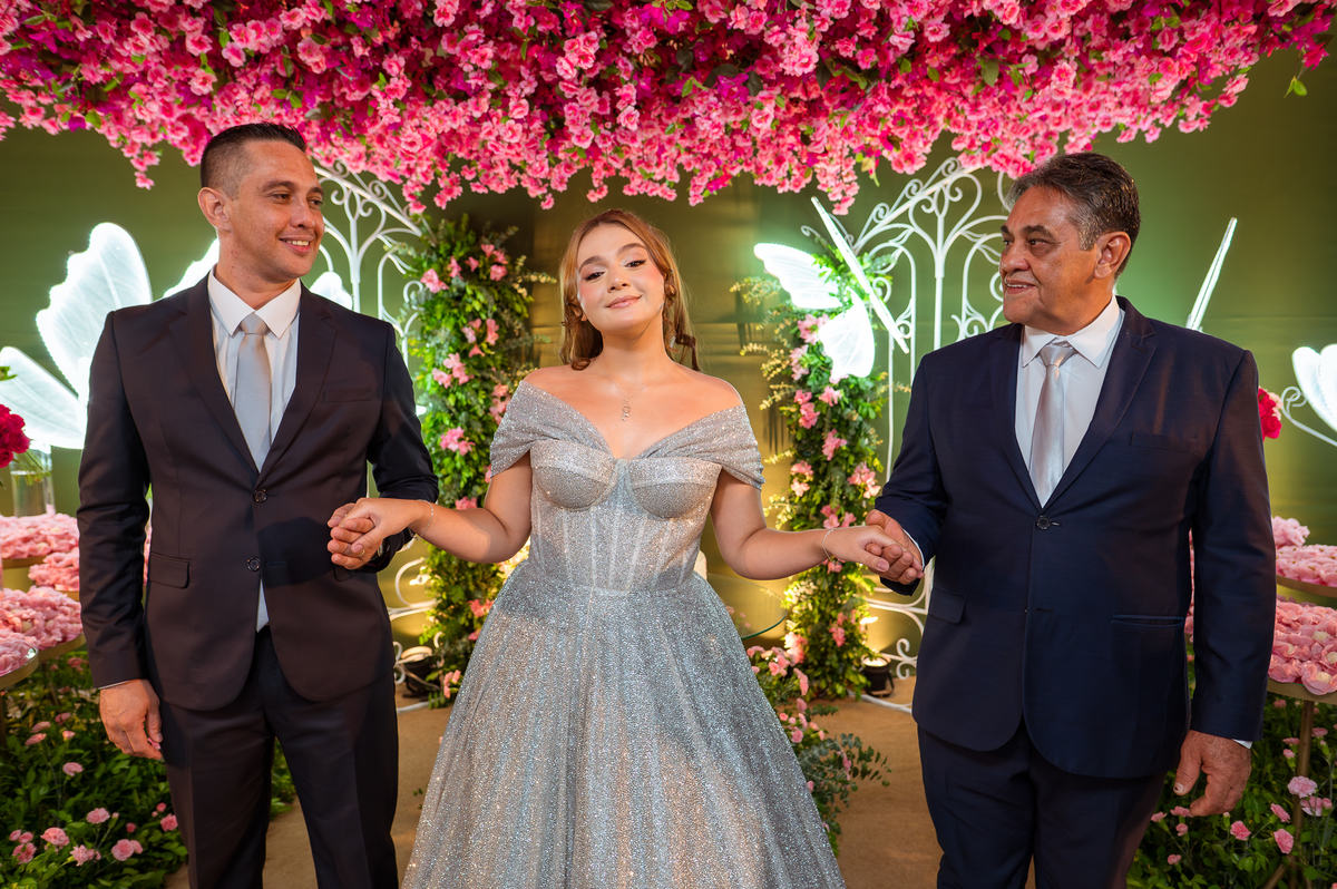 Maria Clara ao lado da família durante a comemoração de seus 15 anos, em Rondonópolis – MT.
