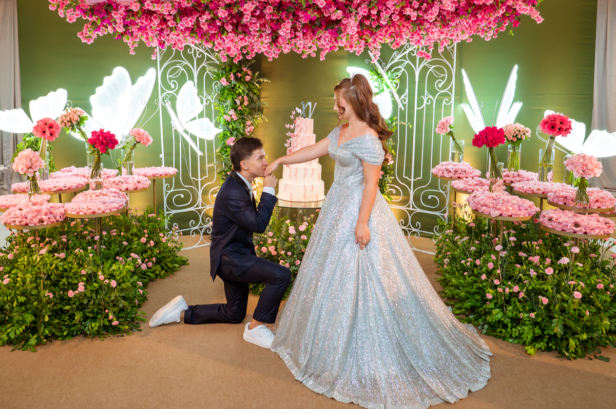 Maria Clara ao lado da família durante a comemoração de seus 15 anos, em Rondonópolis – MT.
