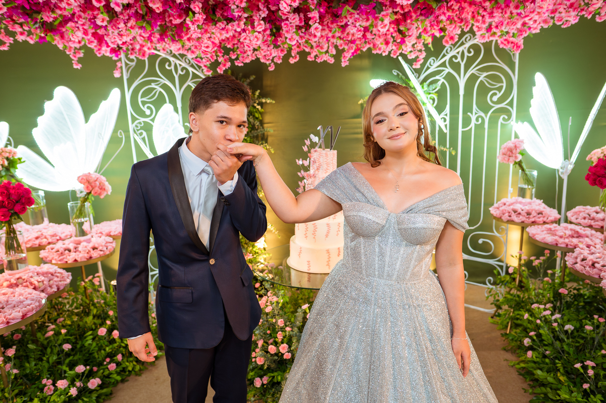 Maria Clara ao lado da família durante a comemoração de seus 15 anos, em Rondonópolis – MT.
