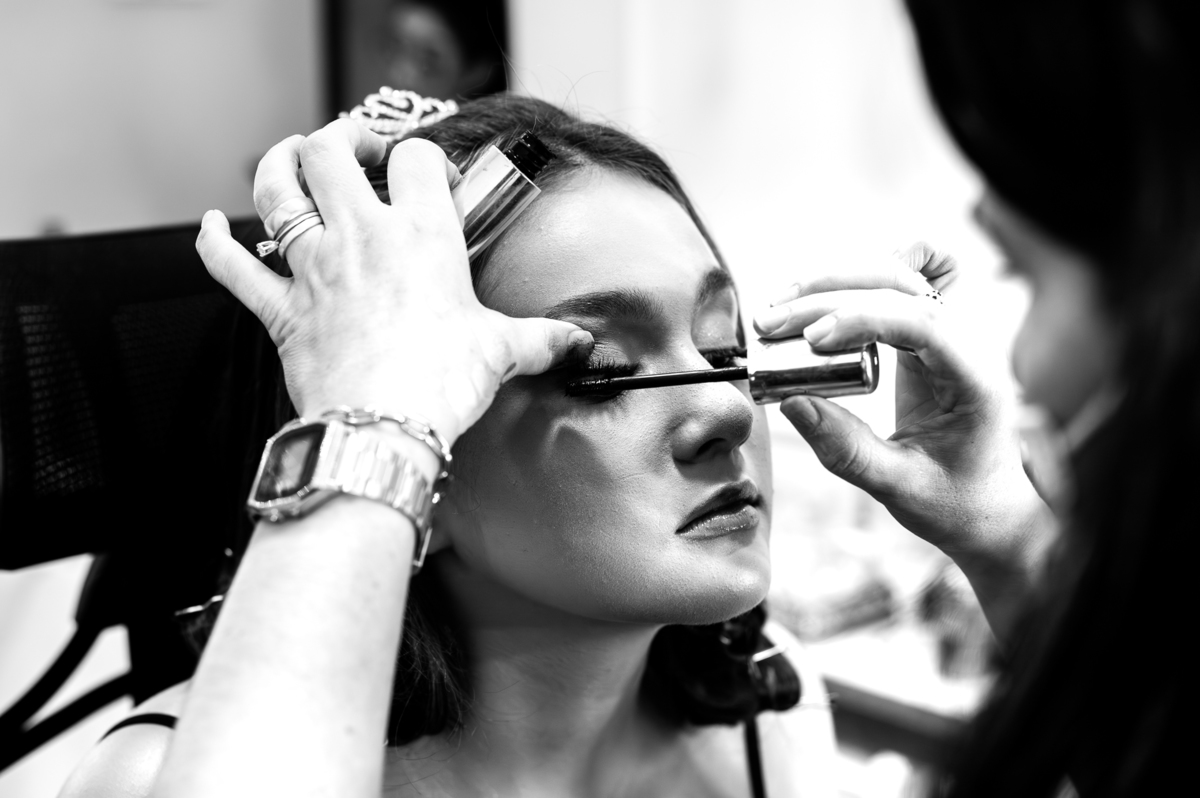 Making of da maquiagem da debutante Maria Clara durante a preparação para a festa de 15 anos.
