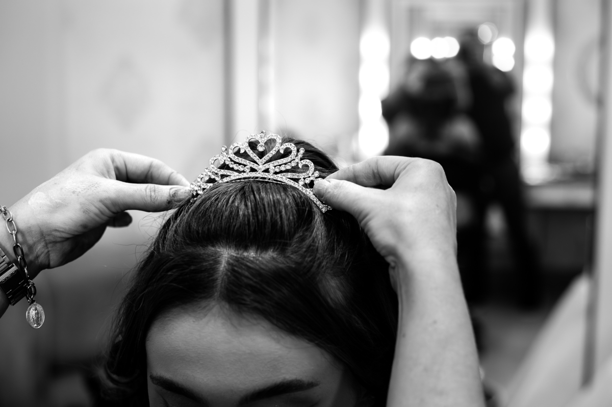 Momento da colocação da tiara da debutante Maria Clara durante o making of da festa de 15 anos.
