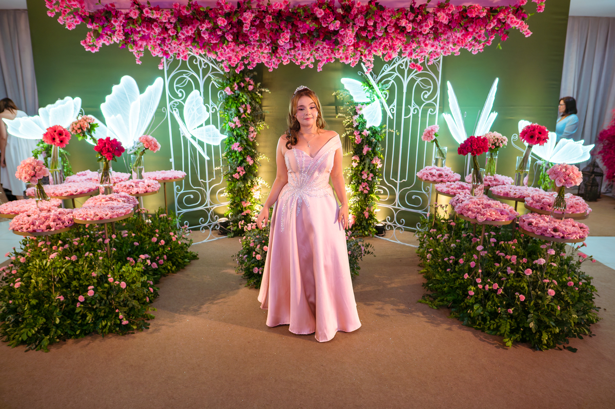 Retrato da debutante Maria Clara durante a festa de 15 anos realizada em Rondonópolis – MT.
