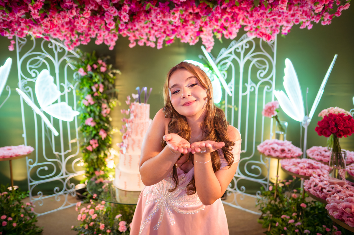 Retrato da debutante Maria Clara durante a festa de 15 anos realizada em Rondonópolis – MT.
