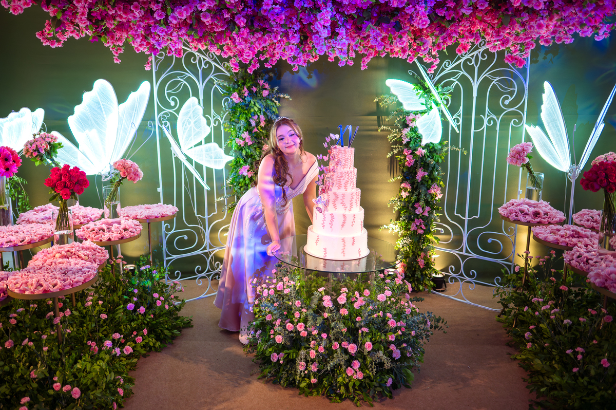 Retrato da debutante Maria Clara durante a festa de 15 anos realizada em Rondonópolis – MT.
