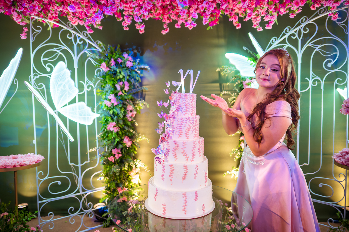 Retrato da debutante Maria Clara durante a festa de 15 anos realizada em Rondonópolis – MT.
