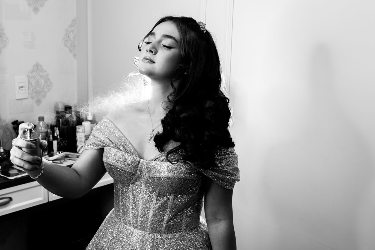 Retrato da debutante Maria Clara pronta para a festa de 15 anos, fotografada em Rondonópolis – MT.
