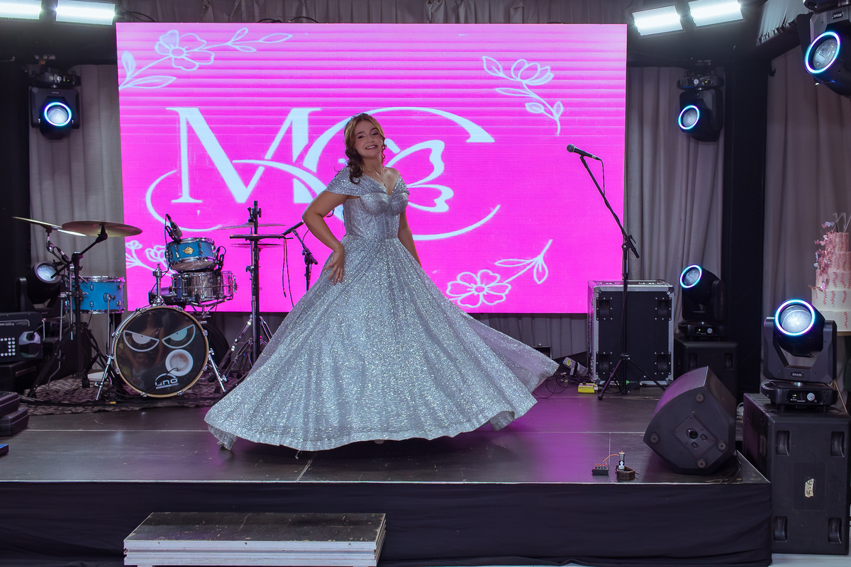 Momento da valsa da debutante Maria Clara com amigos durante a festa de 15 anos em Rondonópolis – MT.
