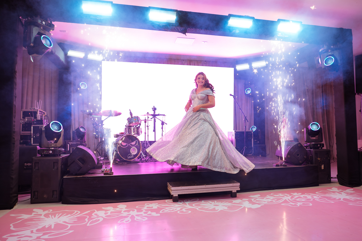 Momento da valsa da debutante Maria Clara com amigos durante a festa de 15 anos em Rondonópolis – MT.
