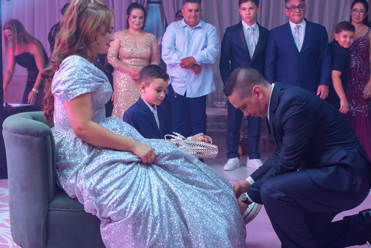 Momento da valsa da debutante Maria Clara com amigos durante a festa de 15 anos em Rondonópolis – MT.
