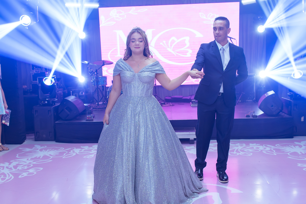Momento da valsa da debutante Maria Clara com amigos durante a festa de 15 anos em Rondonópolis – MT.
