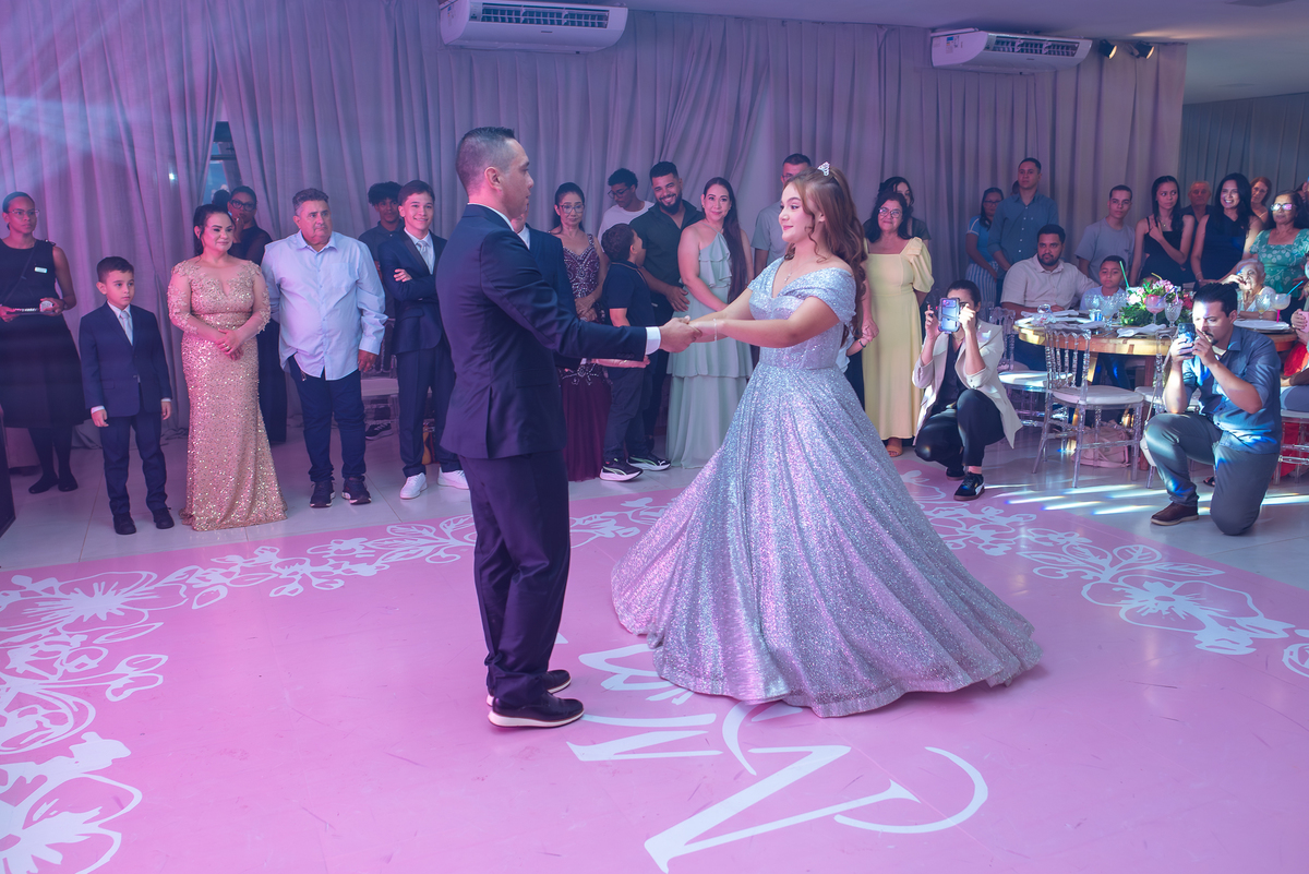 Momento da valsa da debutante Maria Clara com amigos durante a festa de 15 anos em Rondonópolis – MT.
