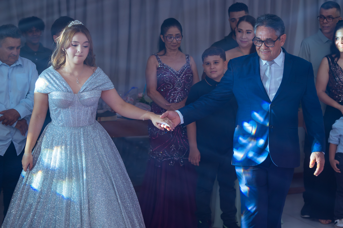 Momento da valsa da debutante Maria Clara com amigos durante a festa de 15 anos em Rondonópolis – MT.
