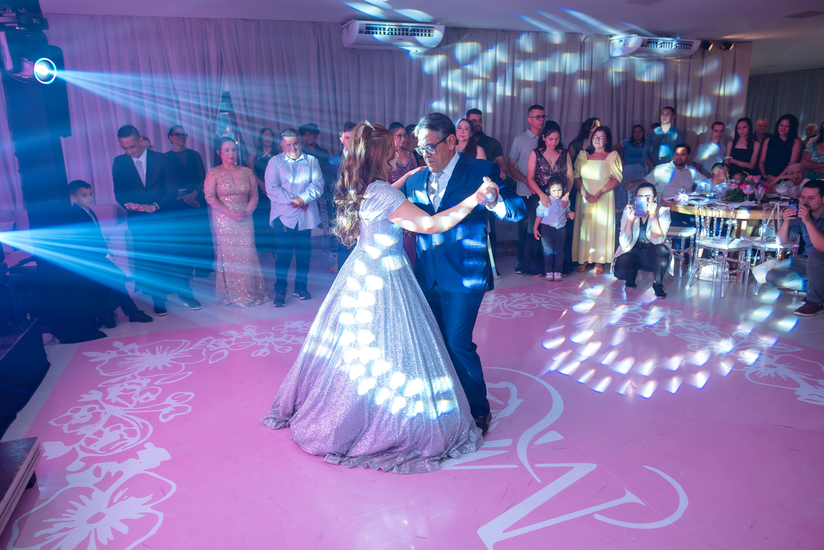 Momento da valsa da debutante Maria Clara com amigos durante a festa de 15 anos em Rondonópolis – MT.
