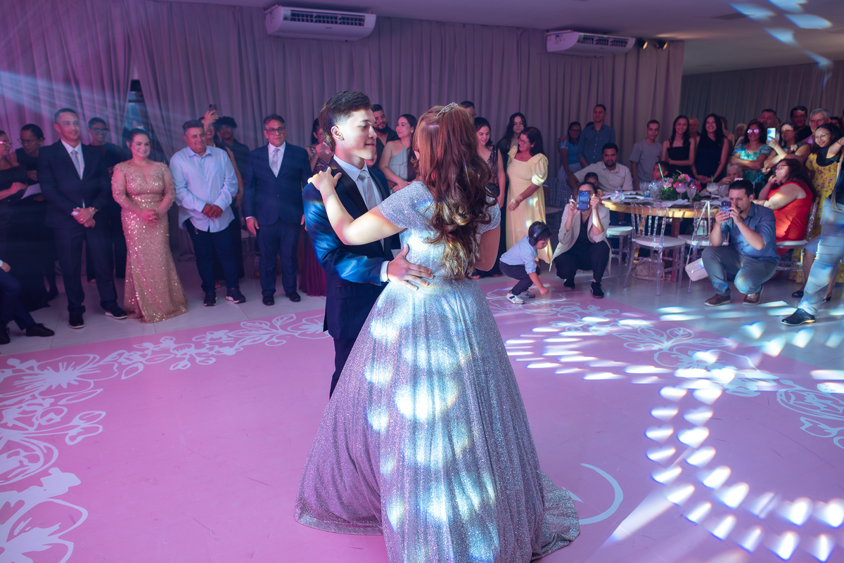 Momento da valsa da debutante Maria Clara com amigos durante a festa de 15 anos em Rondonópolis – MT.
