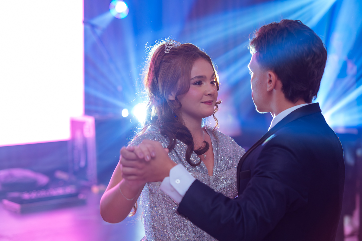 Momento da valsa da debutante Maria Clara com amigos durante a festa de 15 anos em Rondonópolis – MT.
