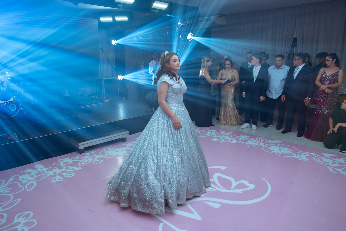 Momento da valsa da debutante Maria Clara com amigos durante a festa de 15 anos em Rondonópolis – MT.
