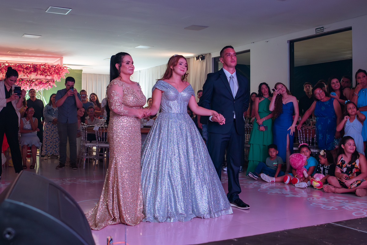 Momento de homenagens da debutante Maria Clara com amigos durante a festa de 15 anos em Rondonópolis – MT.
