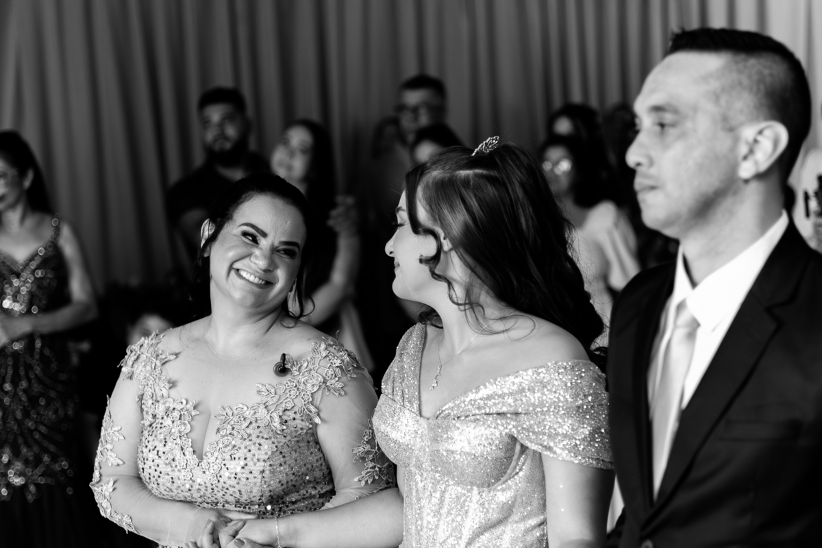 Momento de homenagens da debutante Maria Clara com amigos durante a festa de 15 anos em Rondonópolis – MT.
