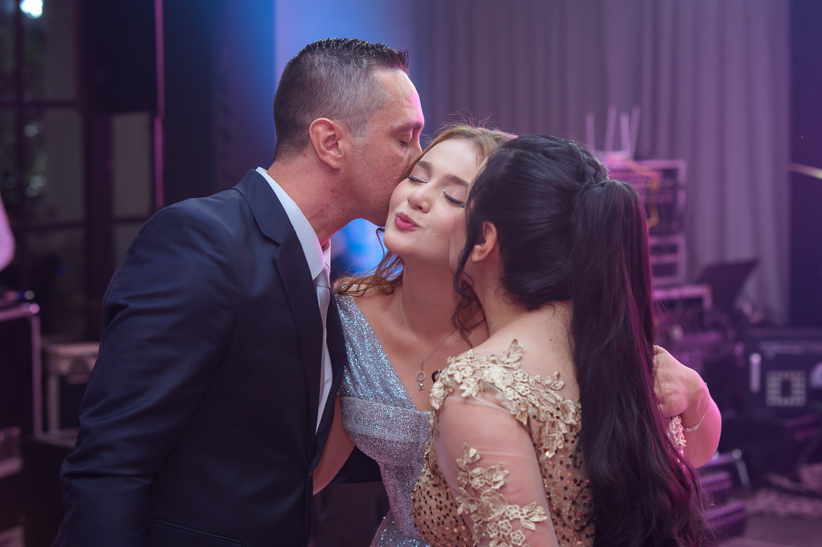 Momento de homenagens da debutante Maria Clara com amigos durante a festa de 15 anos em Rondonópolis – MT.
