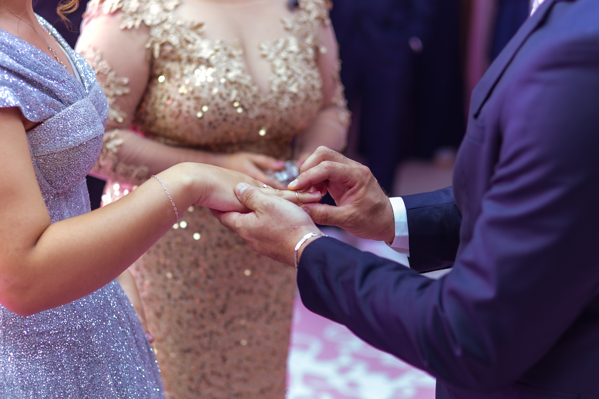 Momento de homenagens da debutante Maria Clara com amigos durante a festa de 15 anos em Rondonópolis – MT.
