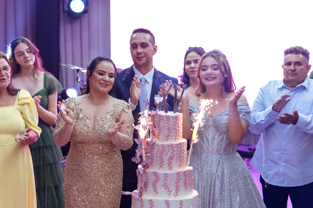 hora dos parabens da debutante Maria Clara com amigos durante a festa de 15 anos em Rondonópolis – MT.
