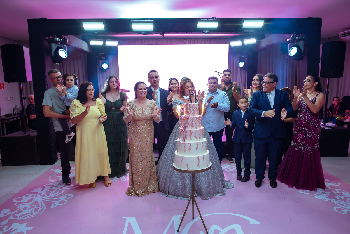 hora dos parabens da debutante Maria Clara com amigos durante a festa de 15 anos em Rondonópolis – MT.
