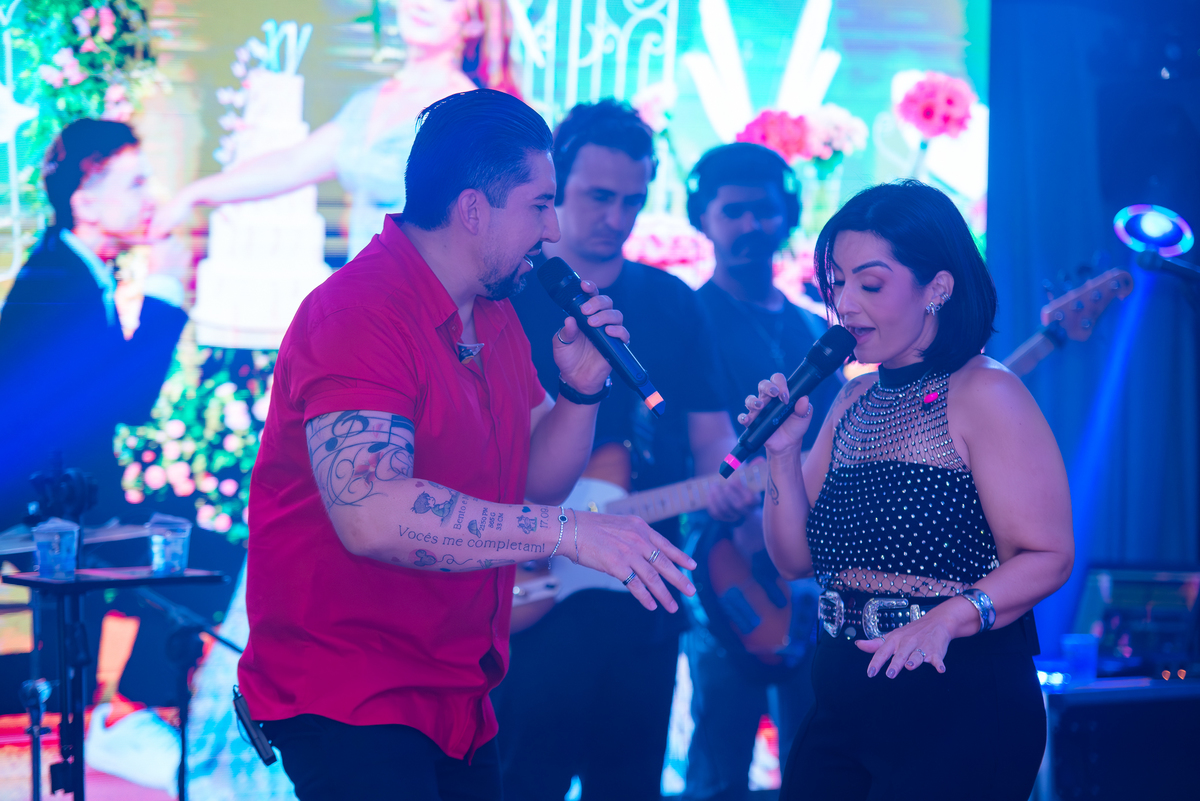 Momento descontraído na pista de dança durante a festa de 15 anos da debutante Maria Clara.
