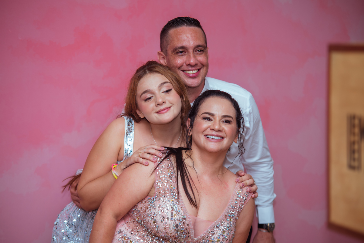 Momento descontraído na pista de dança durante a festa de 15 anos da debutante Maria Clara.
