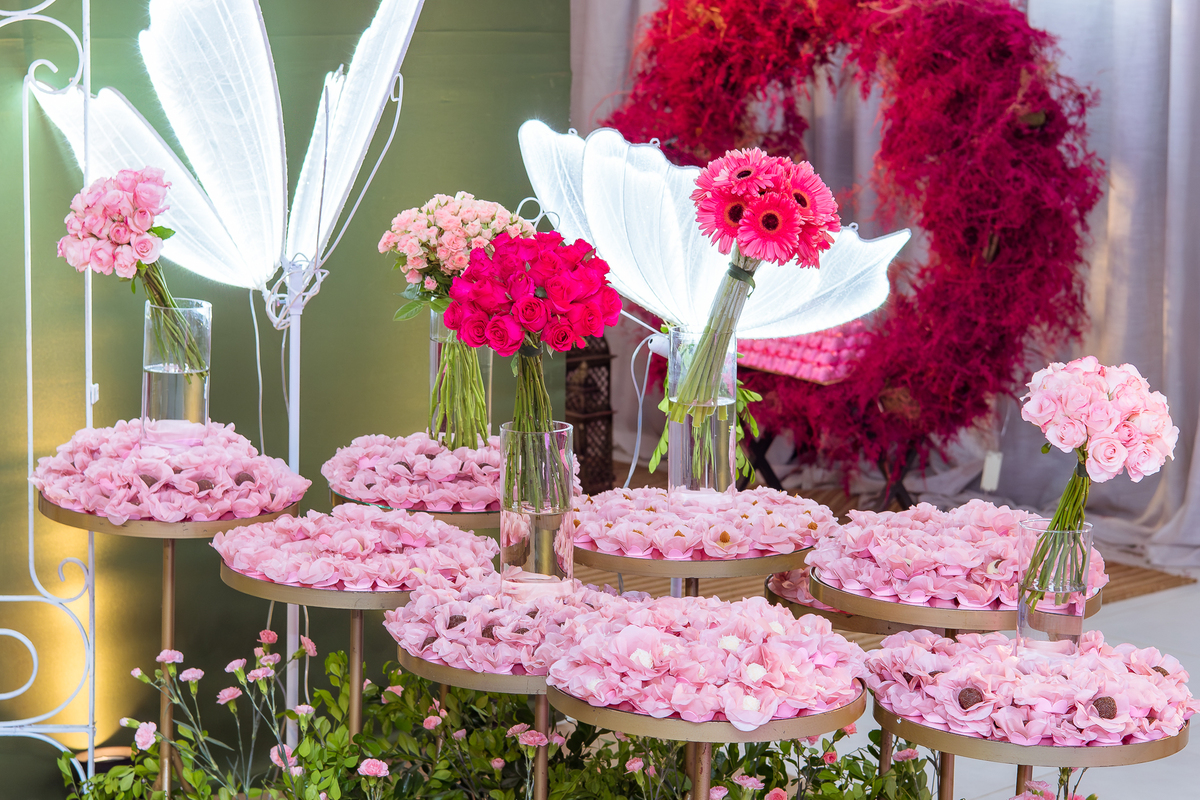 Arranjos florais da decoração da festa de 15 anos realizada em Rondonópolis – MT.
