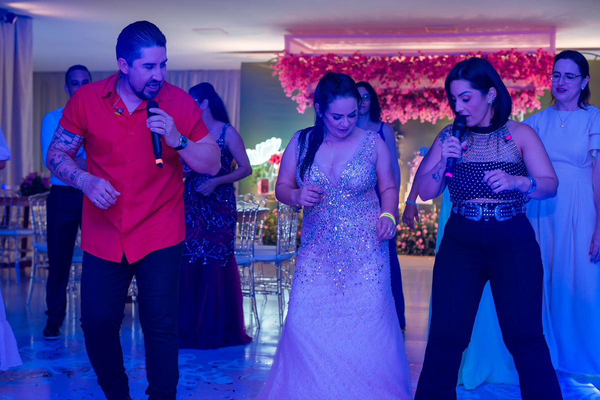 Momento descontraído na pista de dança durante a festa de 15 anos da debutante Maria Clara.
