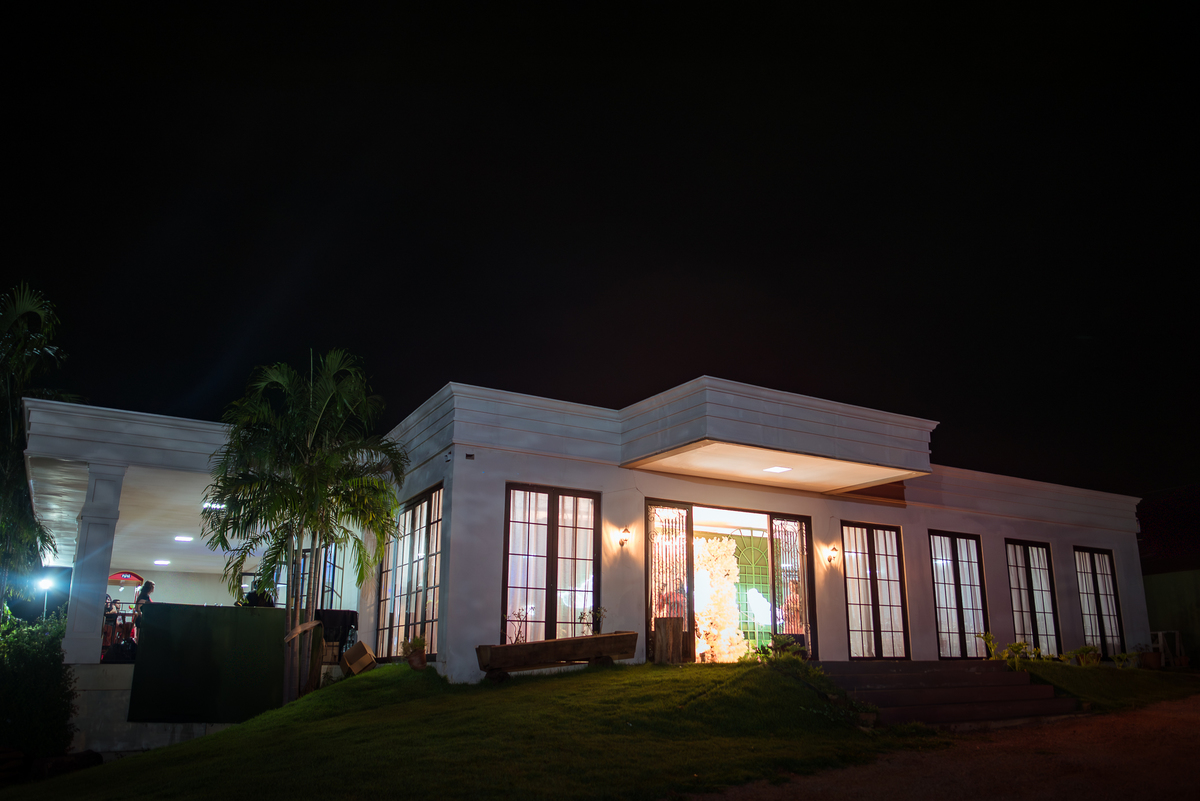 Momento descontraído na pista de dança durante a festa de 15 anos da debutante Maria Clara.
