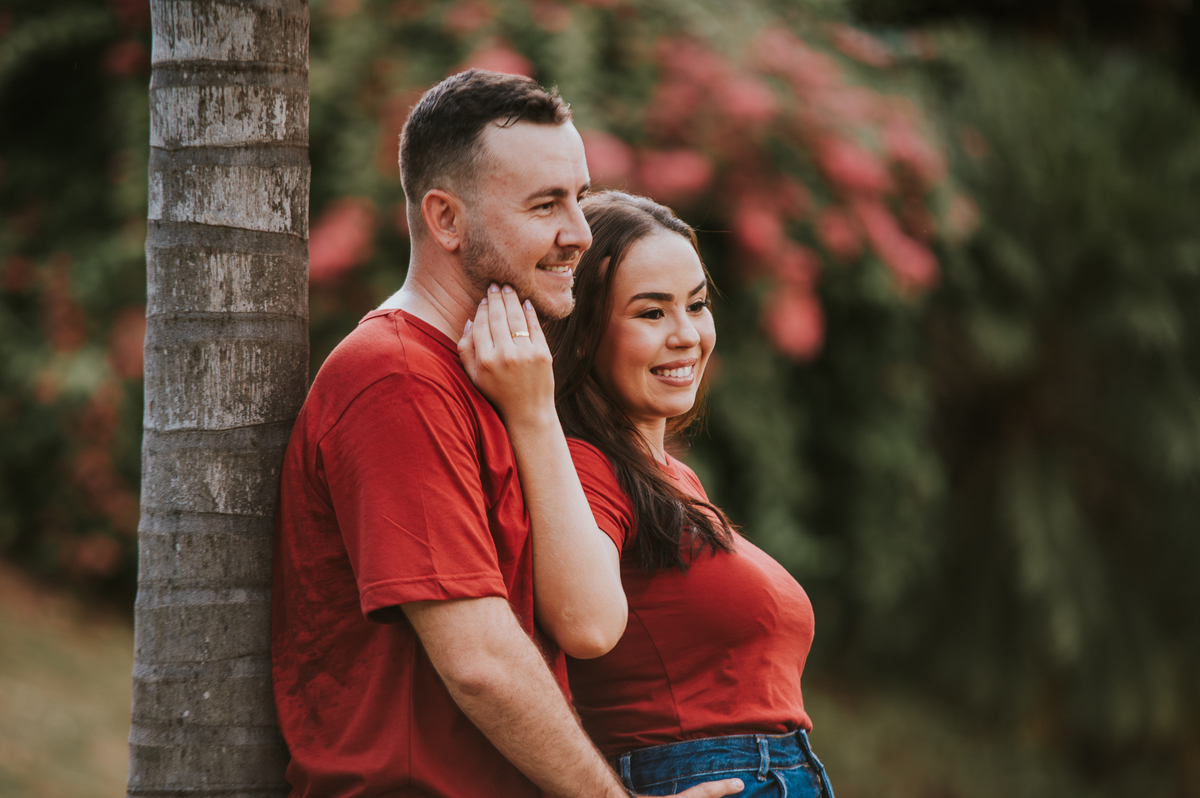 Fotografia de casal em Rondonópolis com direção espontânea, valorizando emoções reais e momentos autênticos antes do casamento.