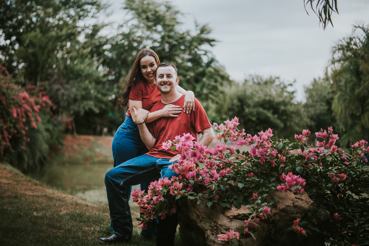 Registro pré casamento feito em Rondonópolis destacando carinho, cumplicidade e a essência do casal em ambientes naturais.