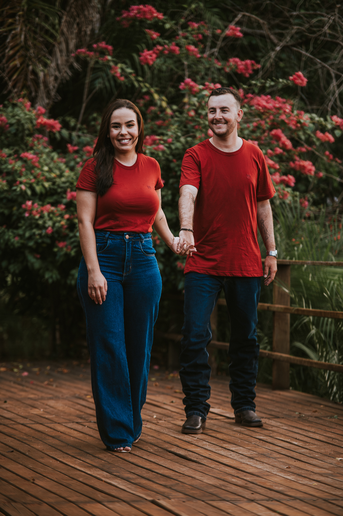 Ensaio de casal realizado em meio à natureza em Rondonópolis, criando fotografias afetivas e memoráveis para o casamento.