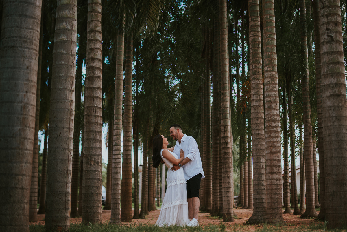 Ensaio fotográfico de casal em Rondonópolis valorizando a história, personalidade e autenticidade dos noivos.
