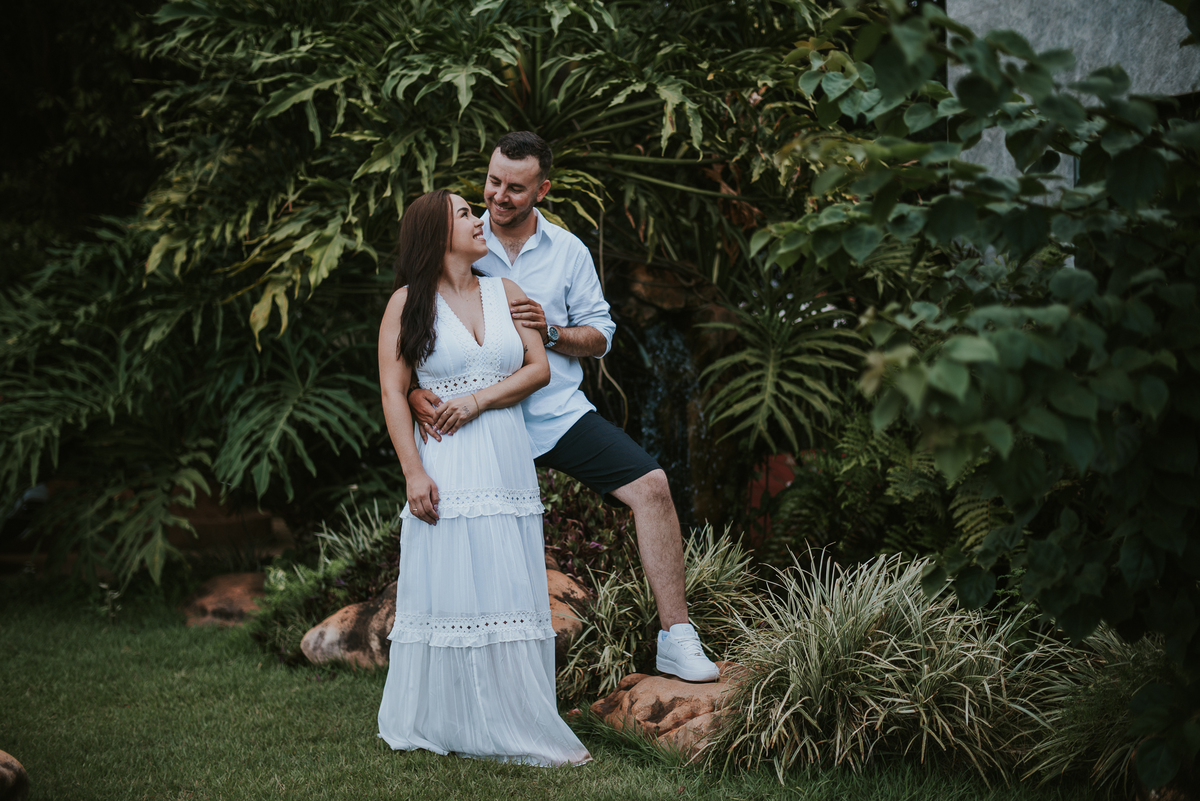 Pré wedding realizado por Sérgio Simões Fotografia em Rondonópolis, captando detalhes, olhares e sentimentos verdadeiros.