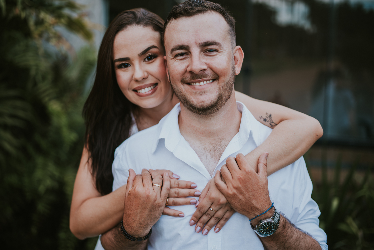 Fotógrafo especializado em casamentos e ensaios pré wedding em Rondonópolis, criando imagens sofisticadas e emocionais.