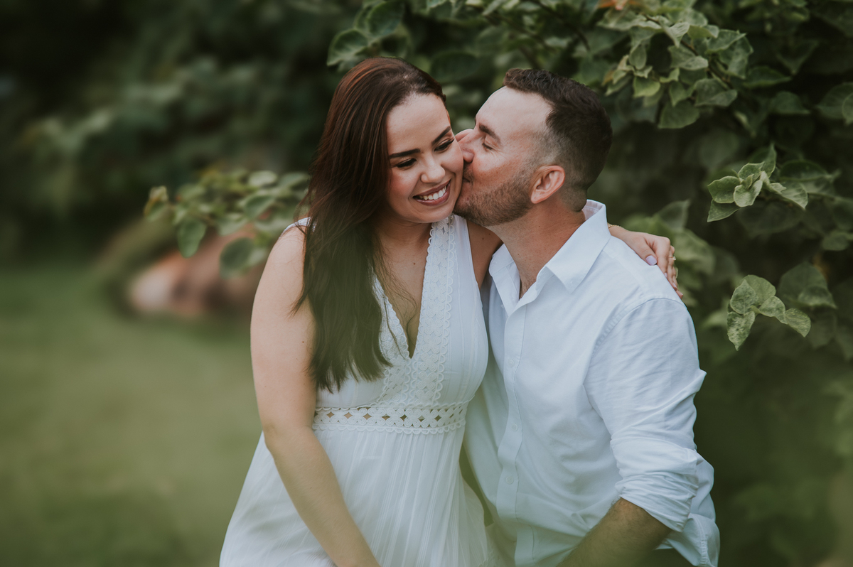Sessão de fotos pré casamento em Rondonópolis com cenários naturais, luz suave e conexão genuína entre o casal.