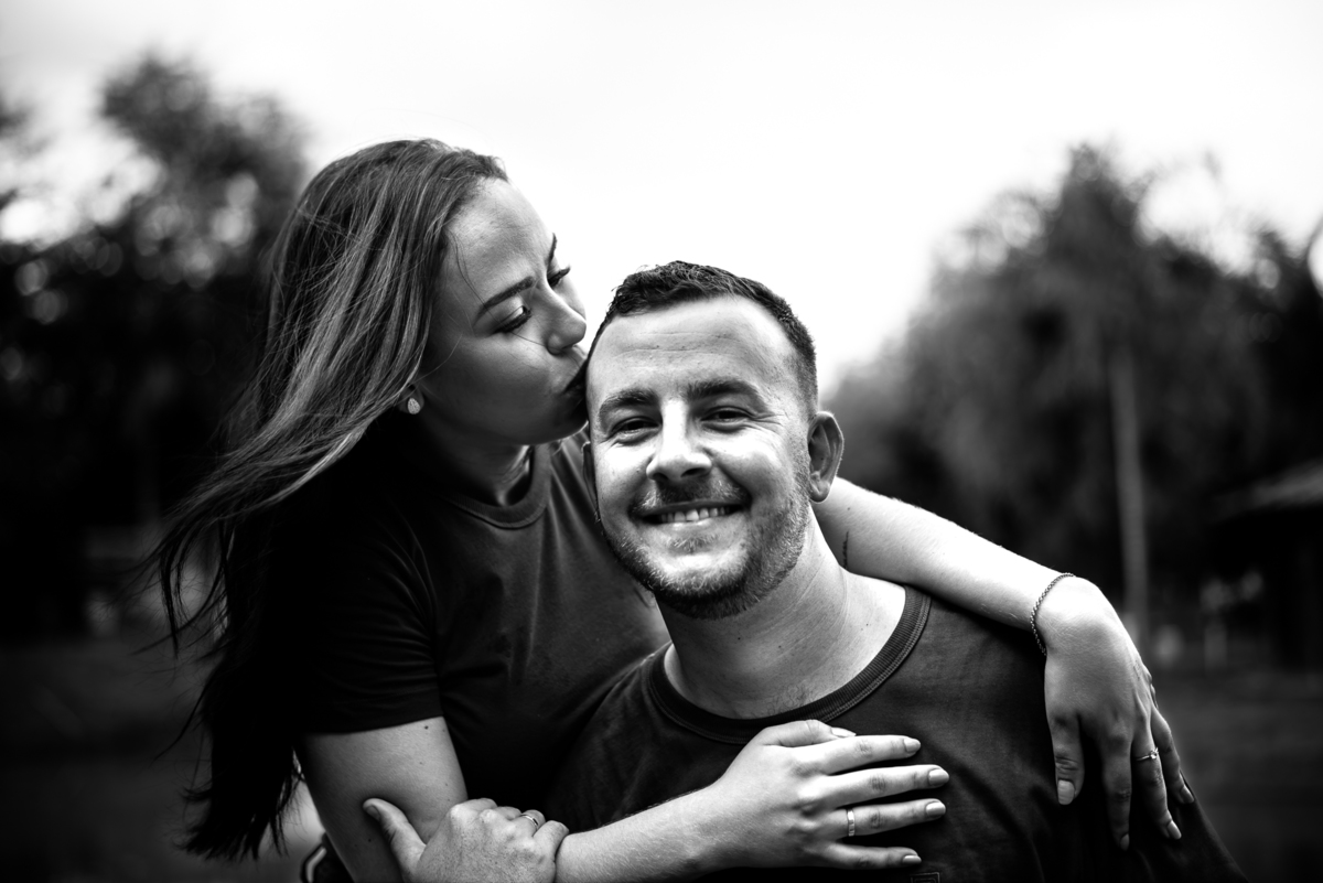 Fotógrafo de casamento em Rondonópolis registrando momentos espontâneos e conexões verdadeiras em ensaios de casal ao ar livre.