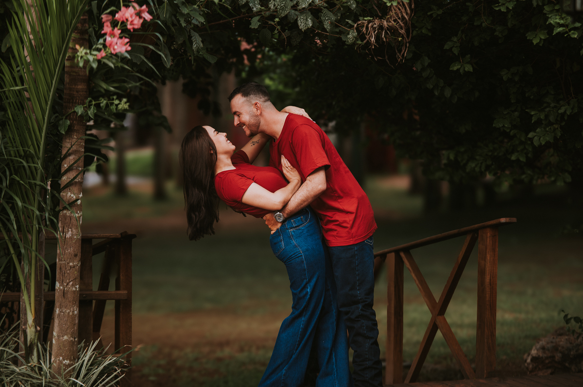 Mariana e Willian viveram um ensaio pré casamento em Rondonópolis marcado por conexão, sorrisos reais e momentos naturais.
