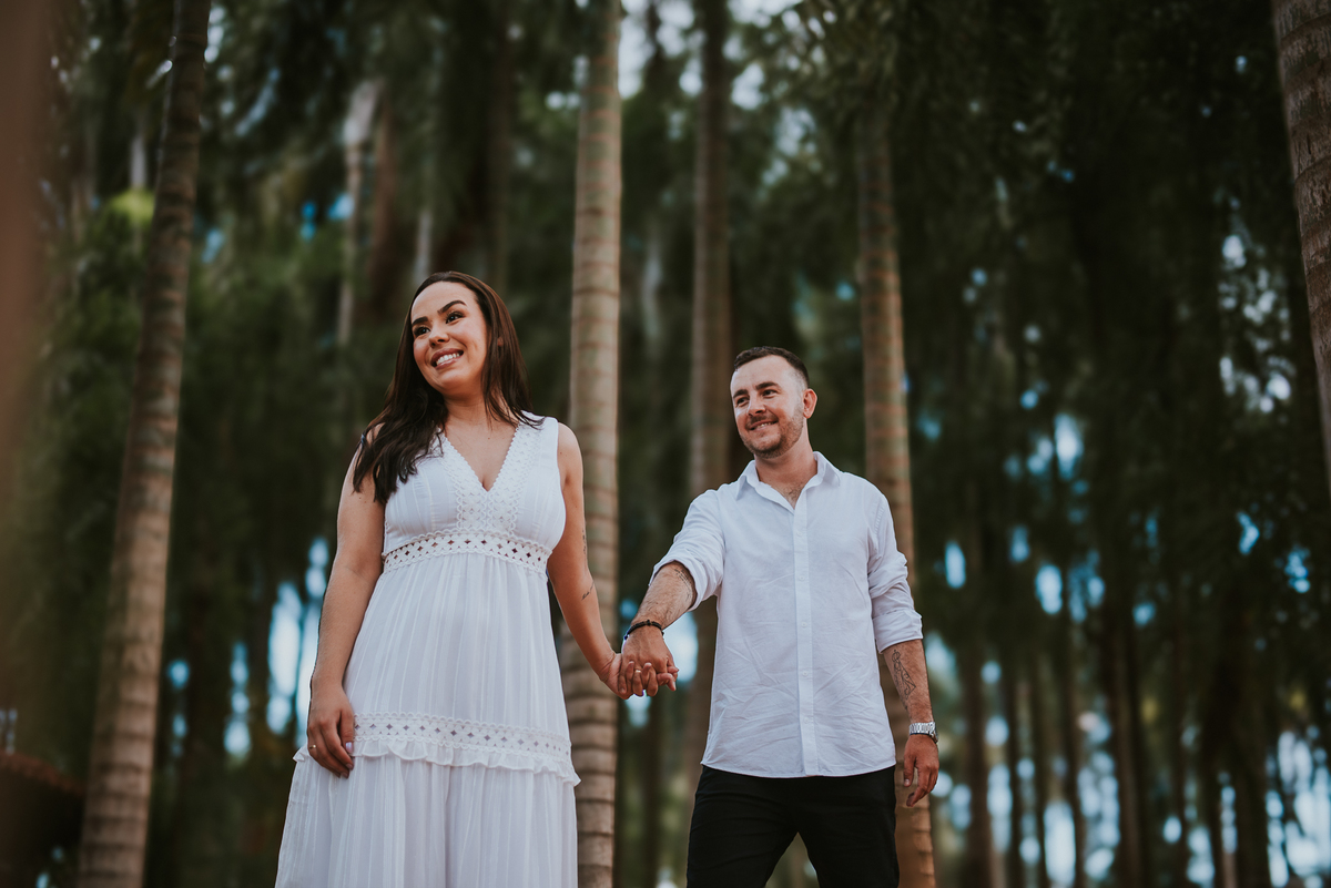 Fotografias de casal em Rondonópolis com olhar artístico, composição sofisticada e foco em sentimentos reais antes do casamento.